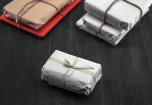 Opakowania z tektury litej – jak dobrać konstrukcję, uszlachetnienia i gramaturę do produktu oraz branży